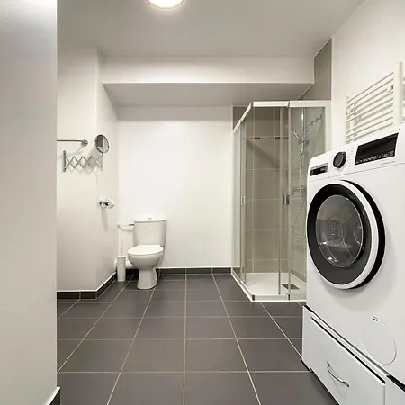 Апартаменты Appartement Hotel Proche Paris Stade De France, 5 Minutes A Pied De La Gare Et Parking Prive Pour 1 A 4 Personnes