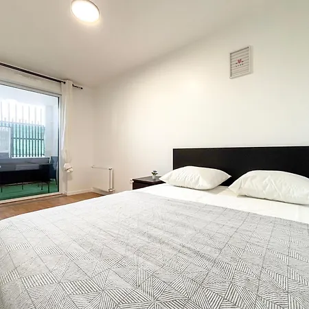 Appartement Hotel Proche Paris Stade De France, 5 Minutes A Pied De La Gare Et Parking Prive Pour 1 A 4 Personnes Сен-Дени