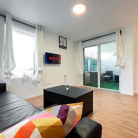 Appartement Hotel Proche Paris Stade De France, 5 Minutes A Pied De La Gare Et Parking Prive Pour 1 A 4 Personnes Сен-Дени